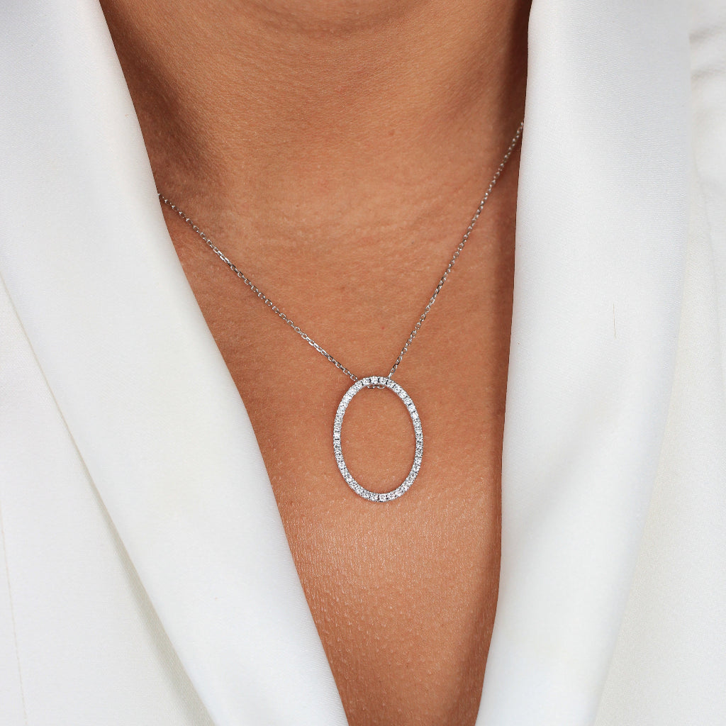 Collar de oro blanco de 18k hueco ovalado con diamantes