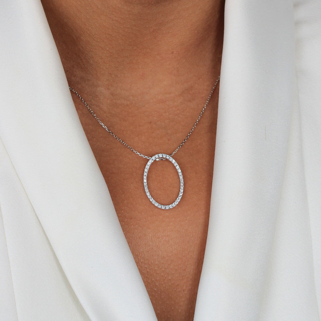 Collar de oro blanco de 18k con un colgante ovalado con diamantes