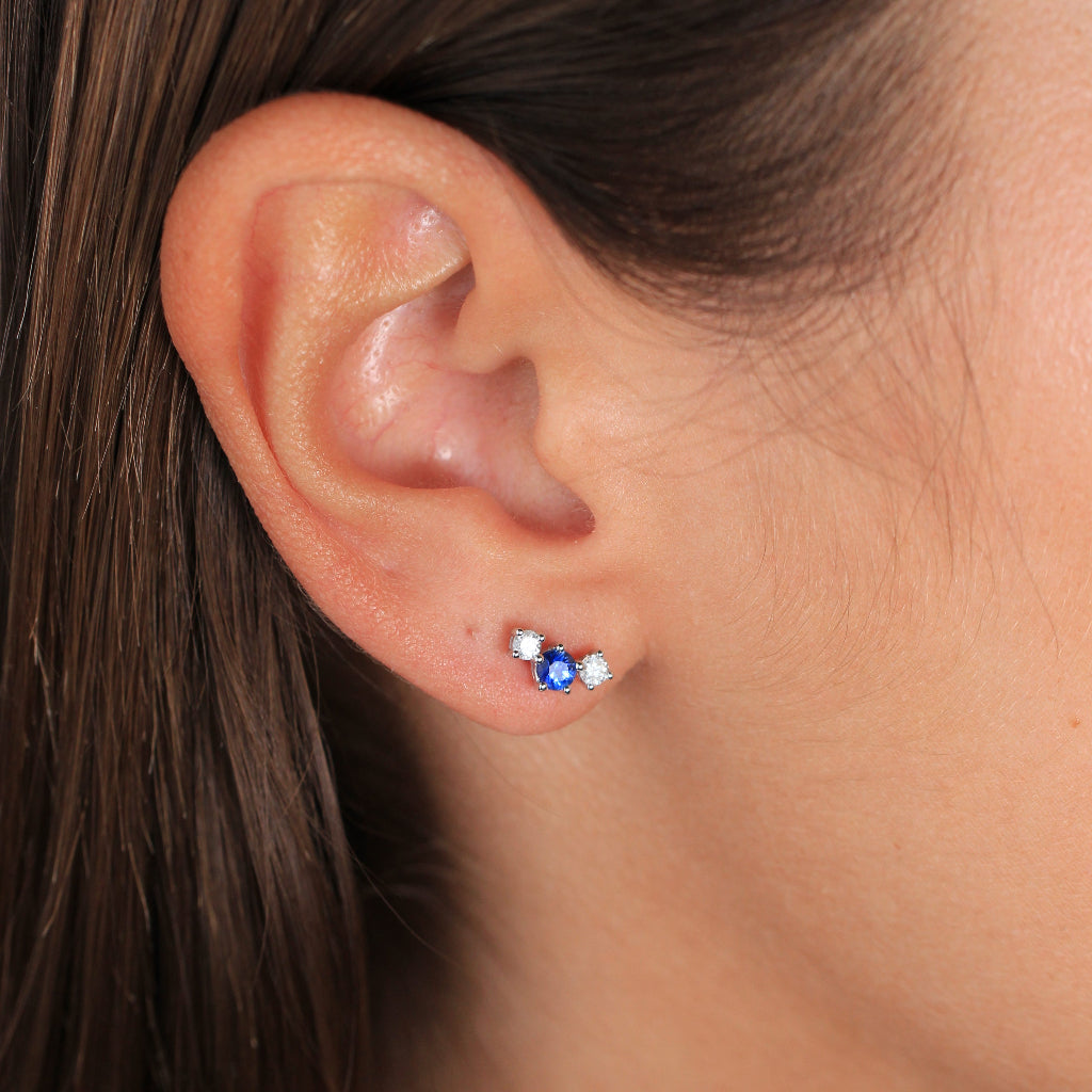 Pendientes trepadores realizados en oro blanco de 18 quilates con zafiros y diamantes. Joyería Pamplona