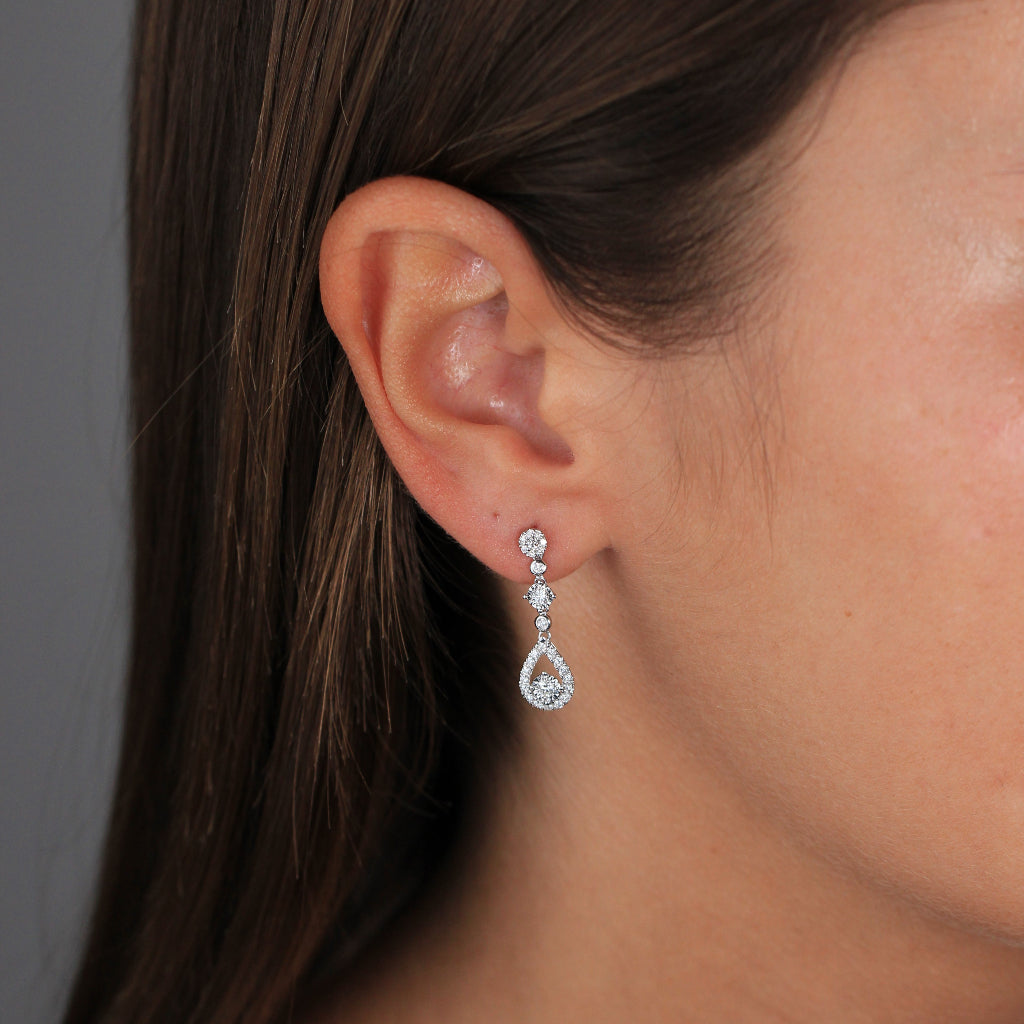 Pendientes colgantes realizados en oro blanco de 18 quilates con diamantes