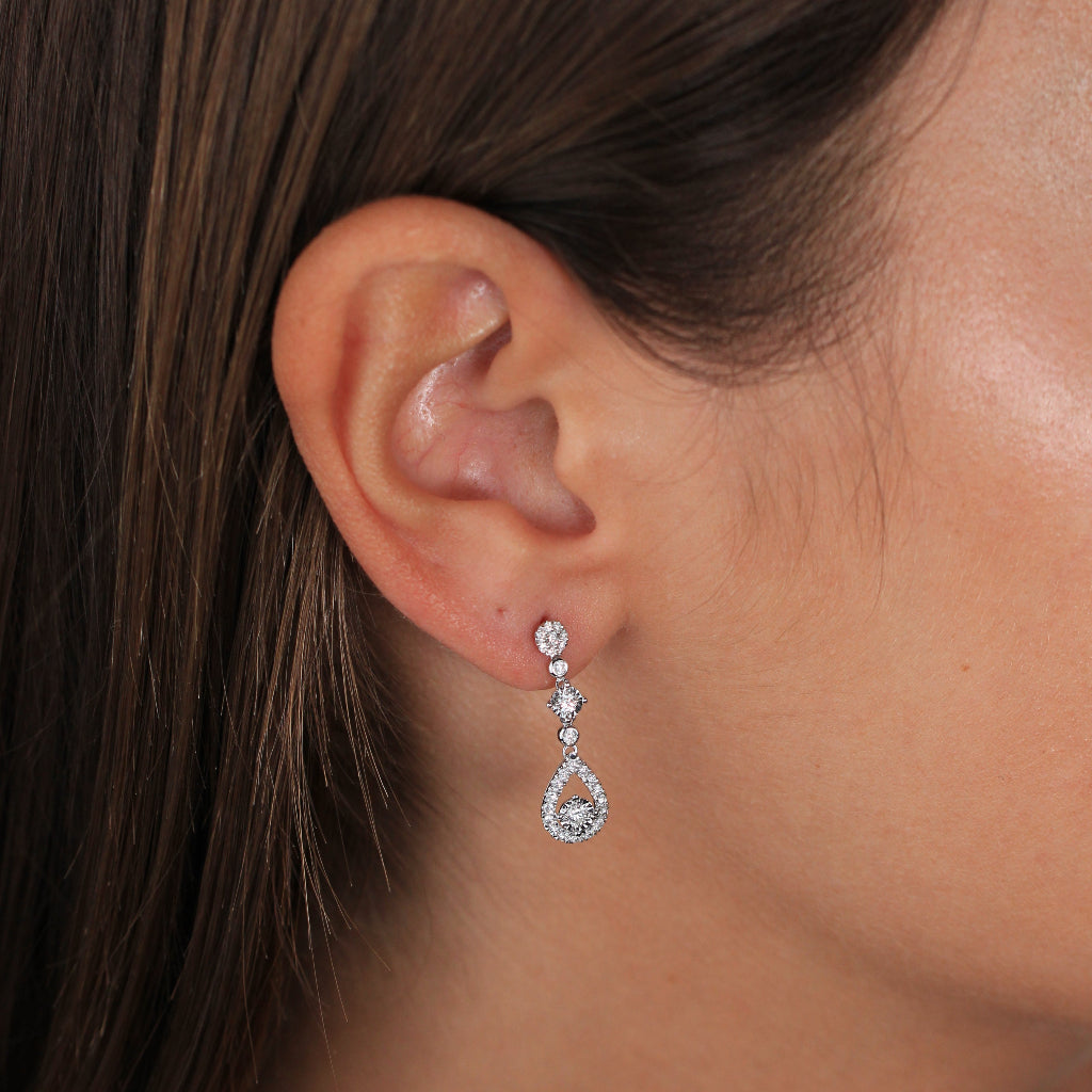 Pendientes colgantes realizados en oro blanco de 18 quilates con diamantes. Joyería Pamplona