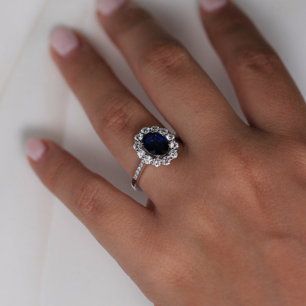 Sortija realizada en oro blanco de 18 quilates con un zafiro azul y diamantes. Joyería Pamplona