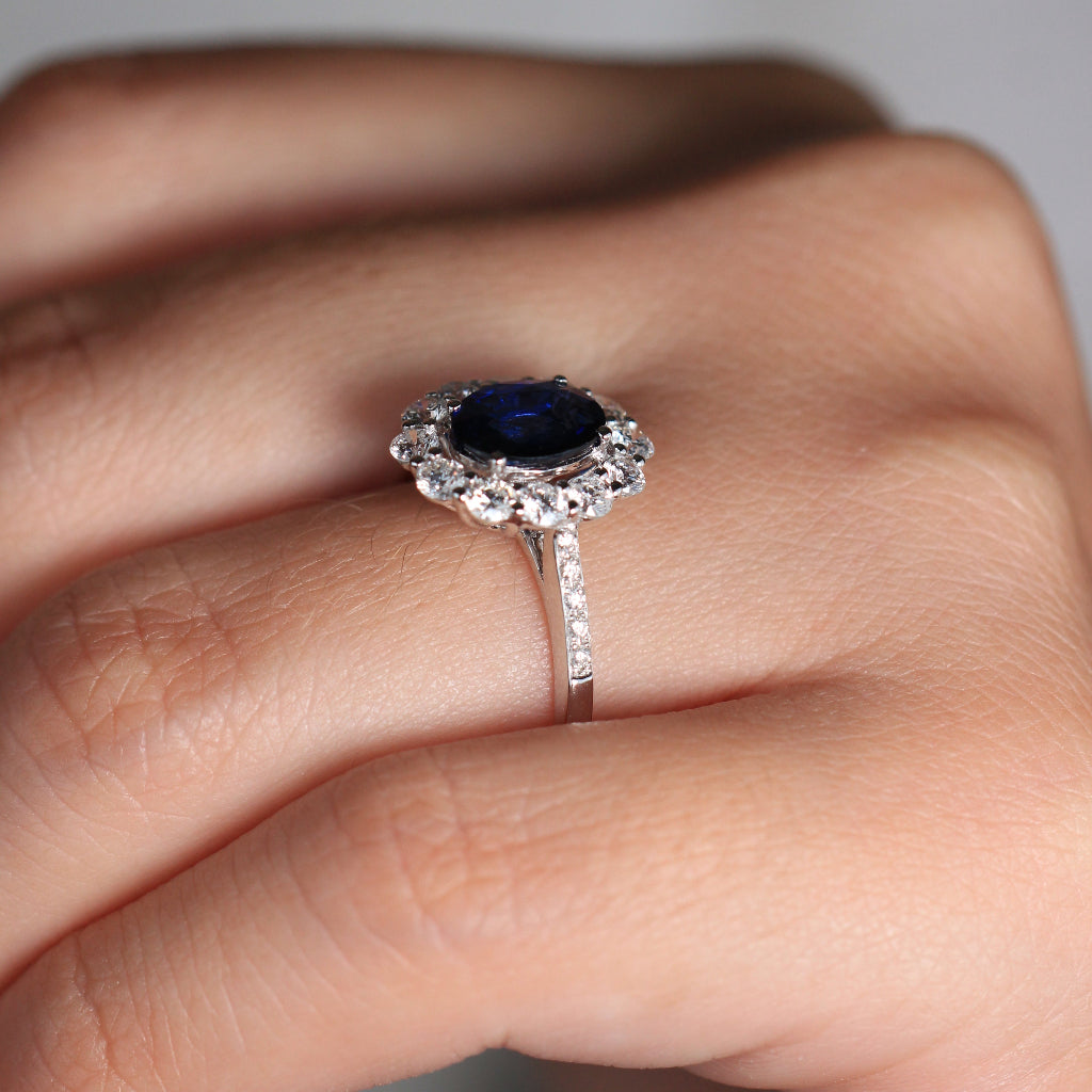 Sortija realizada en oro blanco de 18 quilates con un zafiro azul y diamantes. Joyería Pamplona