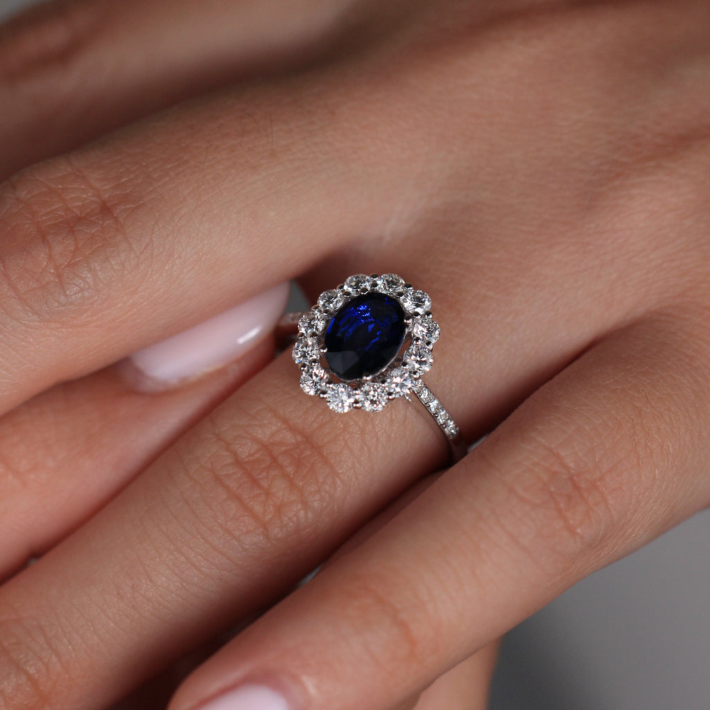 Sortija realizada en oro blanco de 18 quilates con un zafiro azul y diamantes. Joyería Pamplona