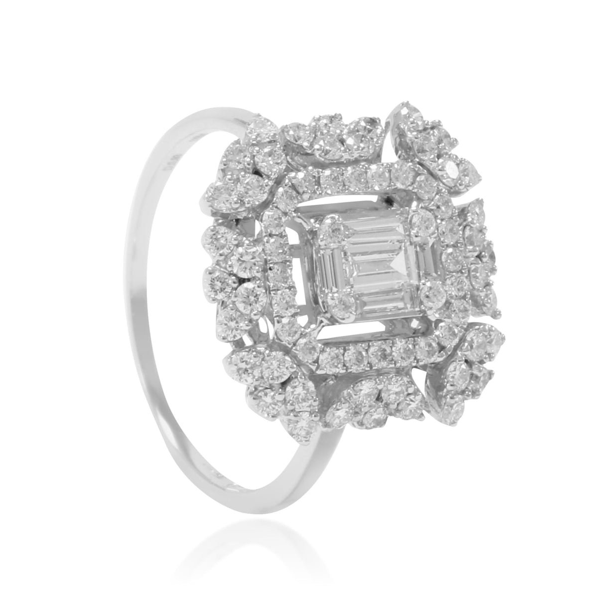 Anillo estilo vintage con un diamantes talla brillante y baguette