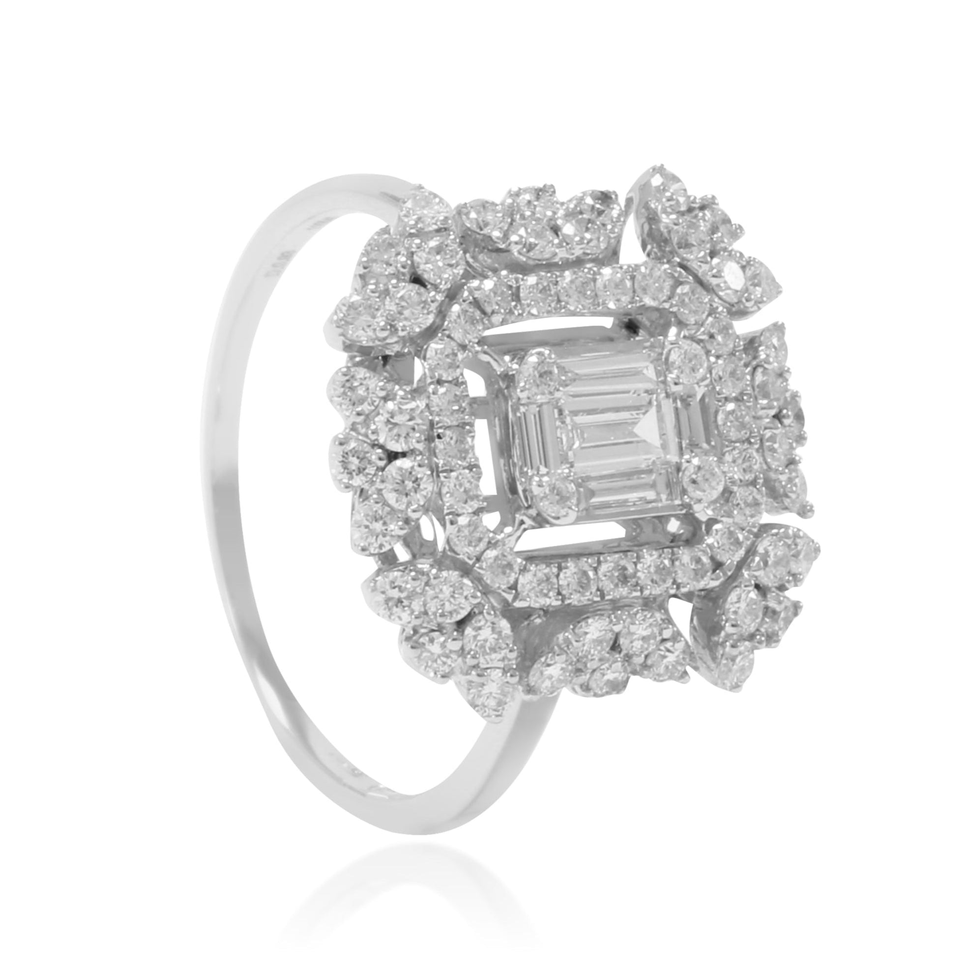 Anillo estilo vintage con un diamantes talla brillante y baguette