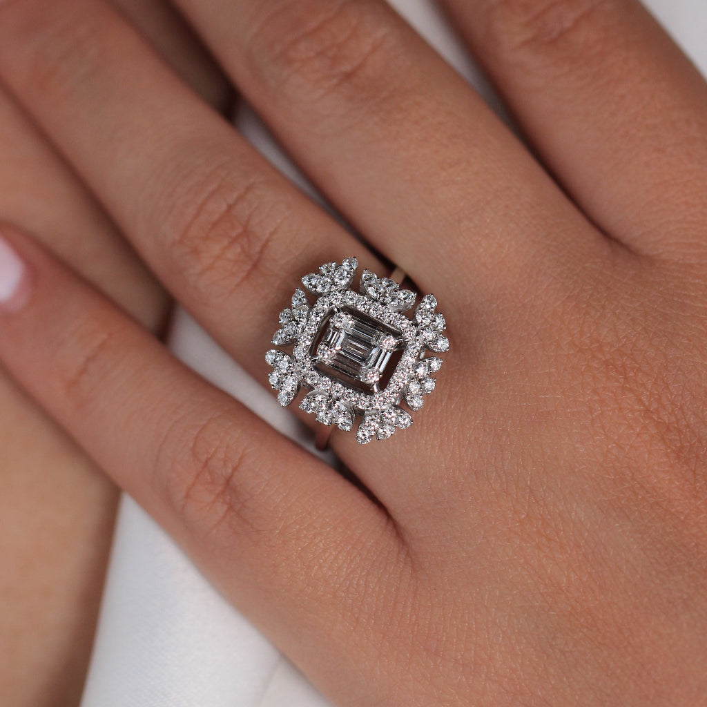 Sortija estilo vintage realizada en oro blanco de 18 quilates con diamantes. Joyería Pamplona