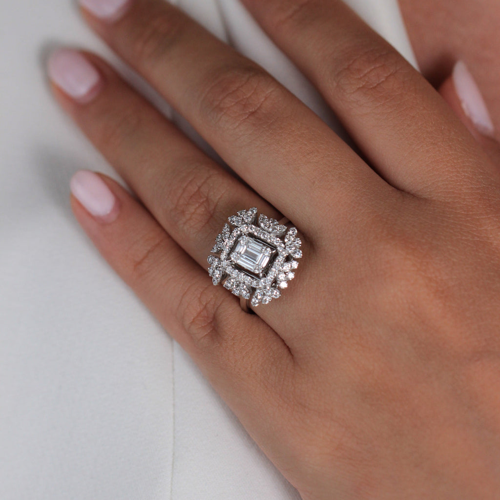 Sortija estilo vintage realizada en oro blanco de 18 quilates con diamantes. Joyería Pamplona