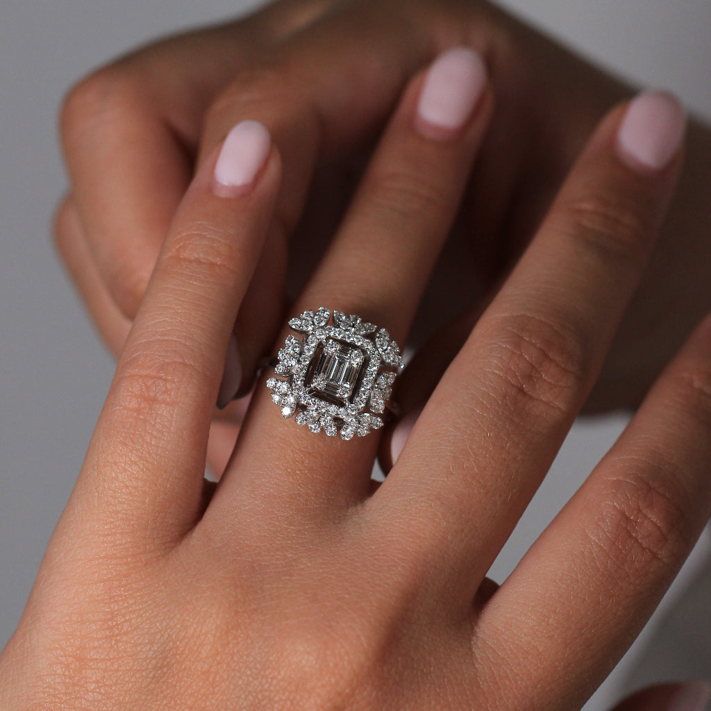 Sortija estilo vintage realizada en oro blanco de 18 quilates con diamantes. Joyería Pamplona