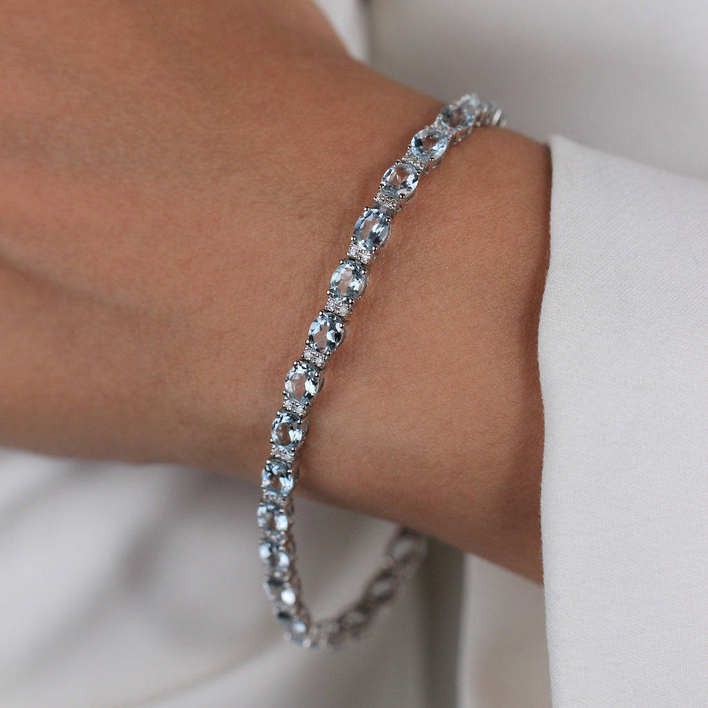 Pulsera riviere realizada en oro blanco de 18 quilates con aguamarinas y diamantes. Joyería Pamplona