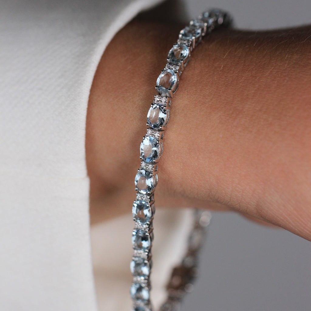 Pulsera riviere realizada en oro blanco de 18 quilates con aguamarinas y diamantes. Joyería Pamplona