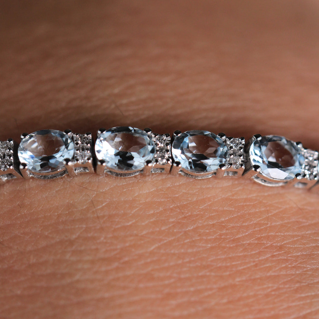 Pulsera riviere realizada en oro blanco de 18 quilates con aguamarinas y diamantes. Joyería Pamplona