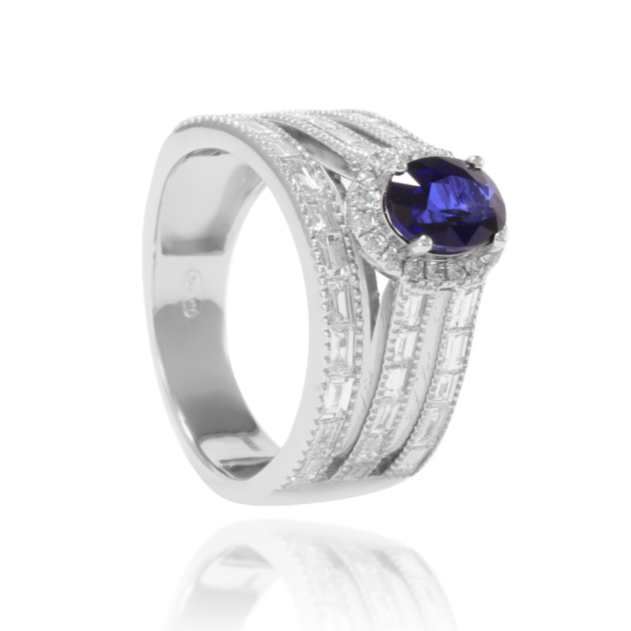 Anillo estilo vintage de oro blanco de 18k con diamantes y un zafiro central