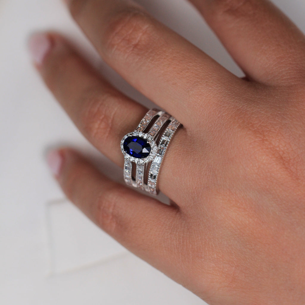 Sortija estilo vintage realizada en oro blanco de 18 quilates con un zafiro azul y diamantes. Joyería Pamplona