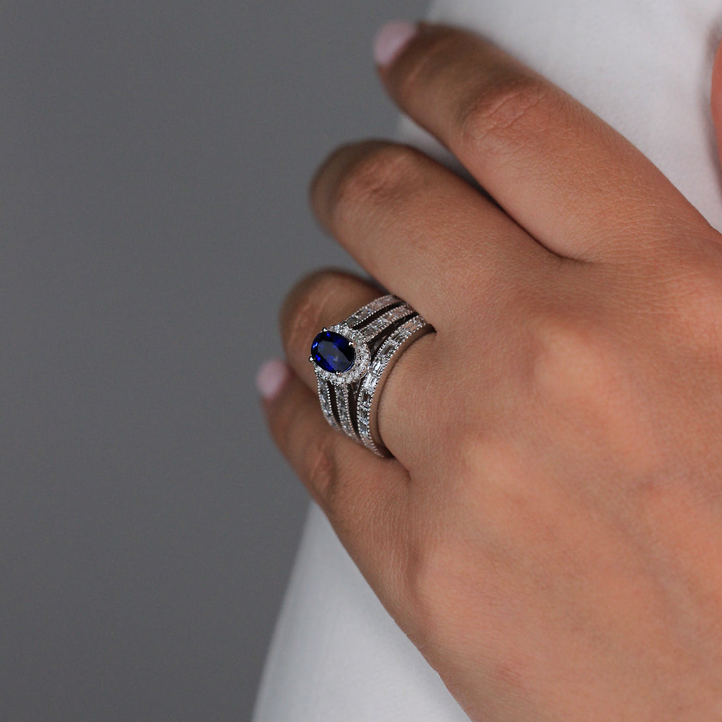 Sortija estilo vintage realizada en oro blanco de 18 quilates con un zafiro azul y diamantes. Joyería Pamplona