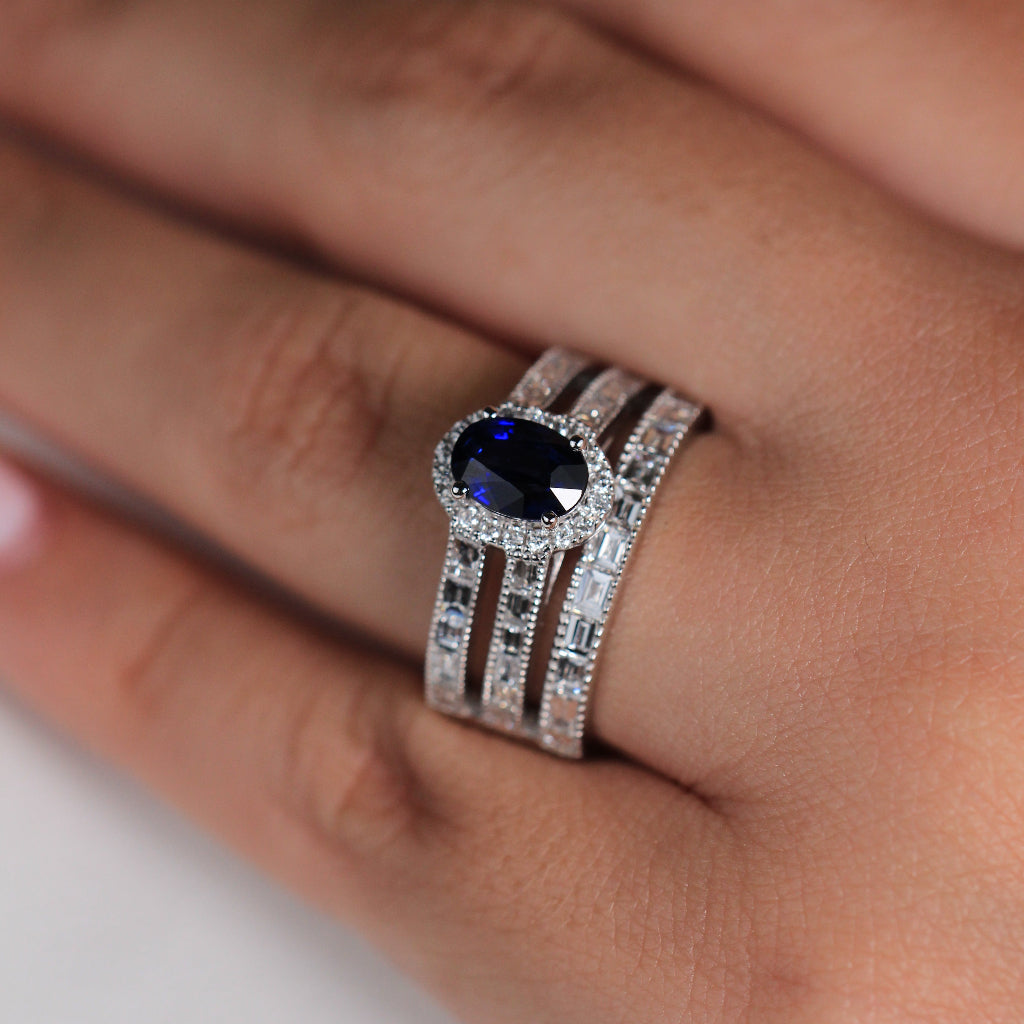 Sortija estilo vintage realizada en oro blanco de 18 quilates con un zafiro azul y diamantes. Joyería Pamplona