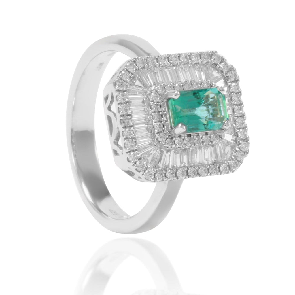 Anillo de oro blanco de 18k con una esmeralda central y orlas de diamantes 