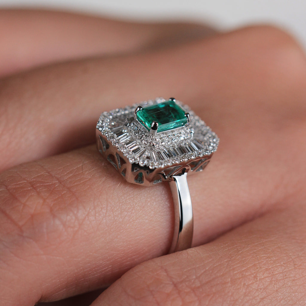Sortija estilo vintage realizada en oro blanco de 18 quilates con una esmeralda y diamantes. Joyería Pamplona
