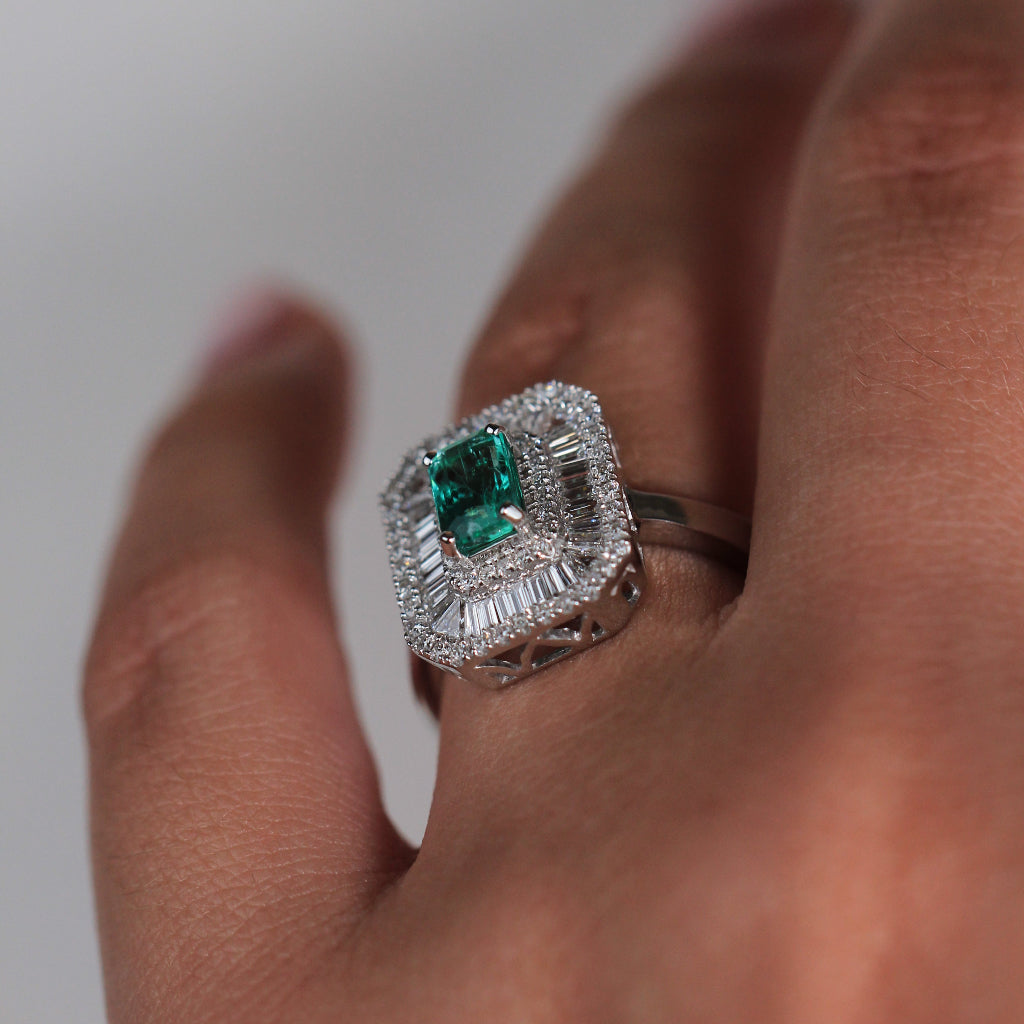 Sortija estilo vintage realizada en oro blanco de 18 quilates con una esmeralda y diamantes. Joyería Pamplona