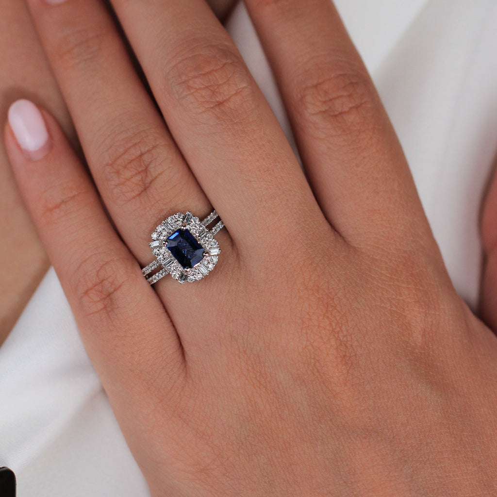 Sortija estilo vintage realizada en oro blanco de 18 quilates con un zafiro azul y diamantes. Joyería Pamplona