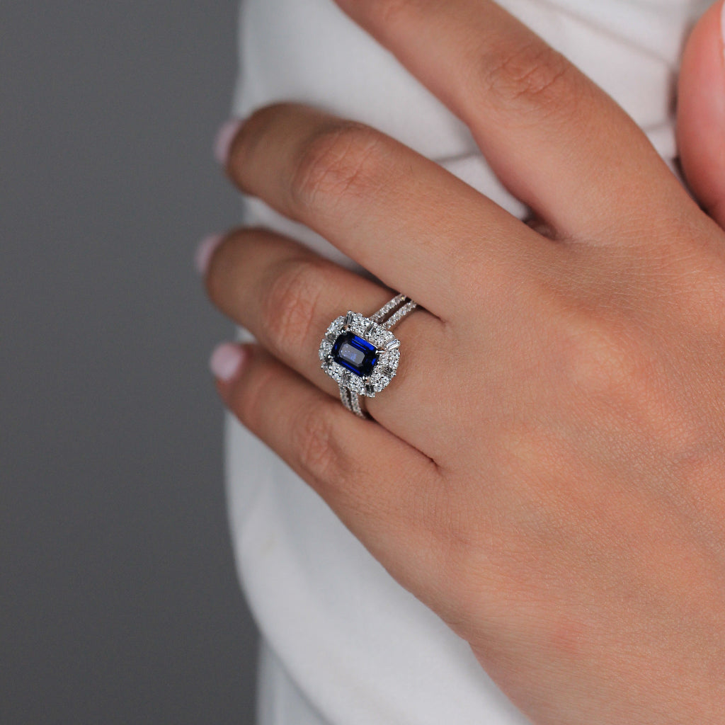 Sortija estilo vintage realizada en oro blanco de 18 quilates con un zafiro azul y diamantes. Joyería Pamplona