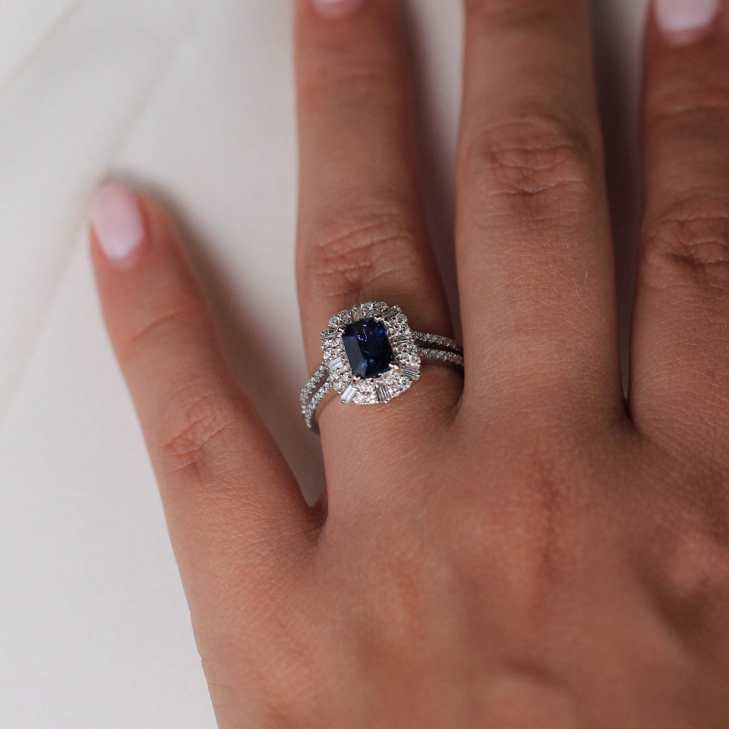 Sortija estilo vintage realizada en oro blanco de 18 quilates con un zafiro azul y diamantes. Joyería Pamplona