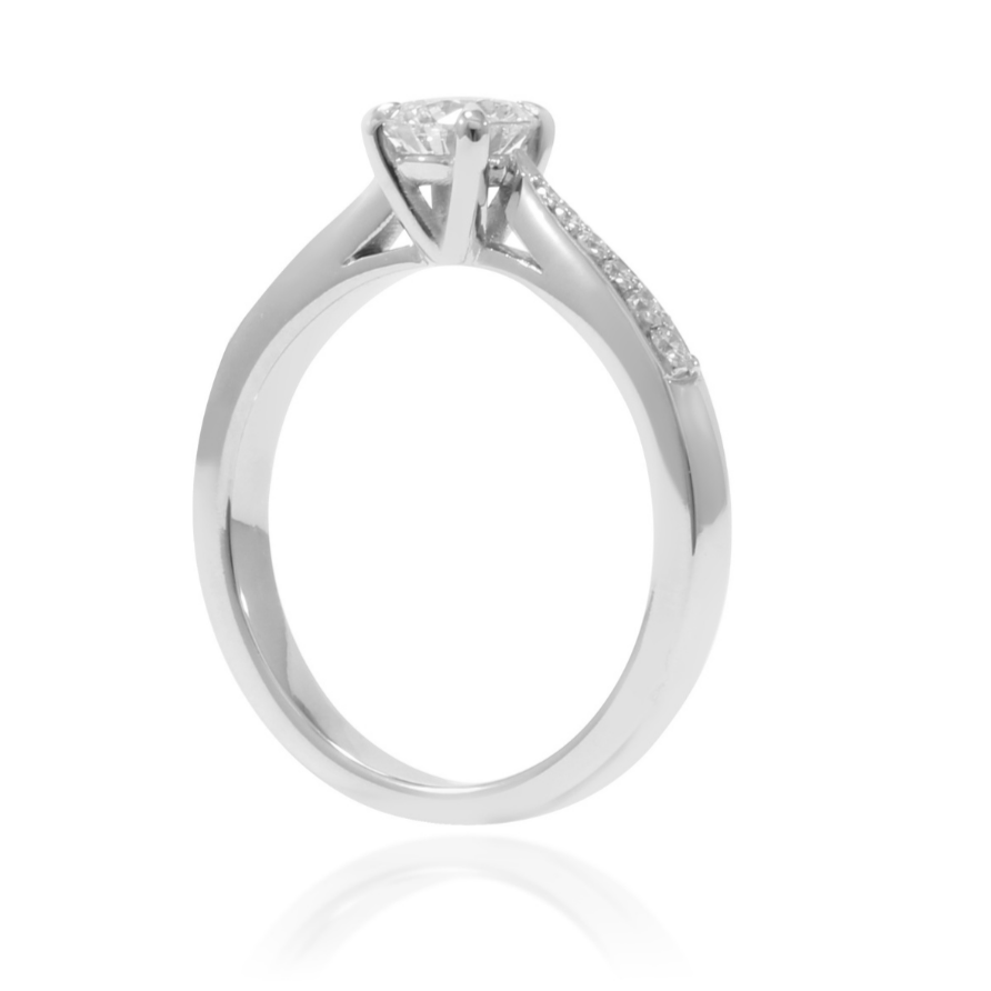 Anillo de platino 960 con un diamante talla brillante y diamantes en los laterales