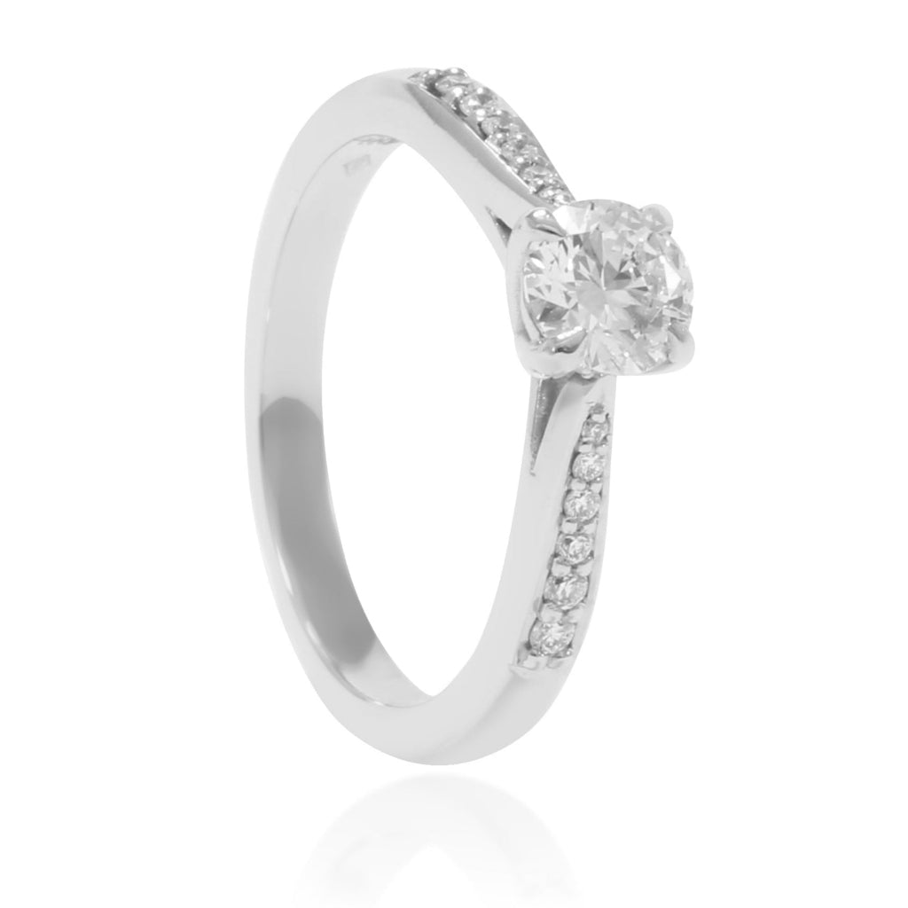 Anillo de platino 960 con un diamante talla brillante y diamantes en los laterales