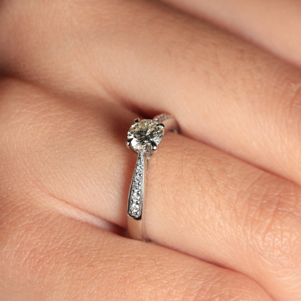 Sortija realizada en platino 960 con un diamante central talla brillante de y 12 diamantes en los laterales. Joyería Pamplona