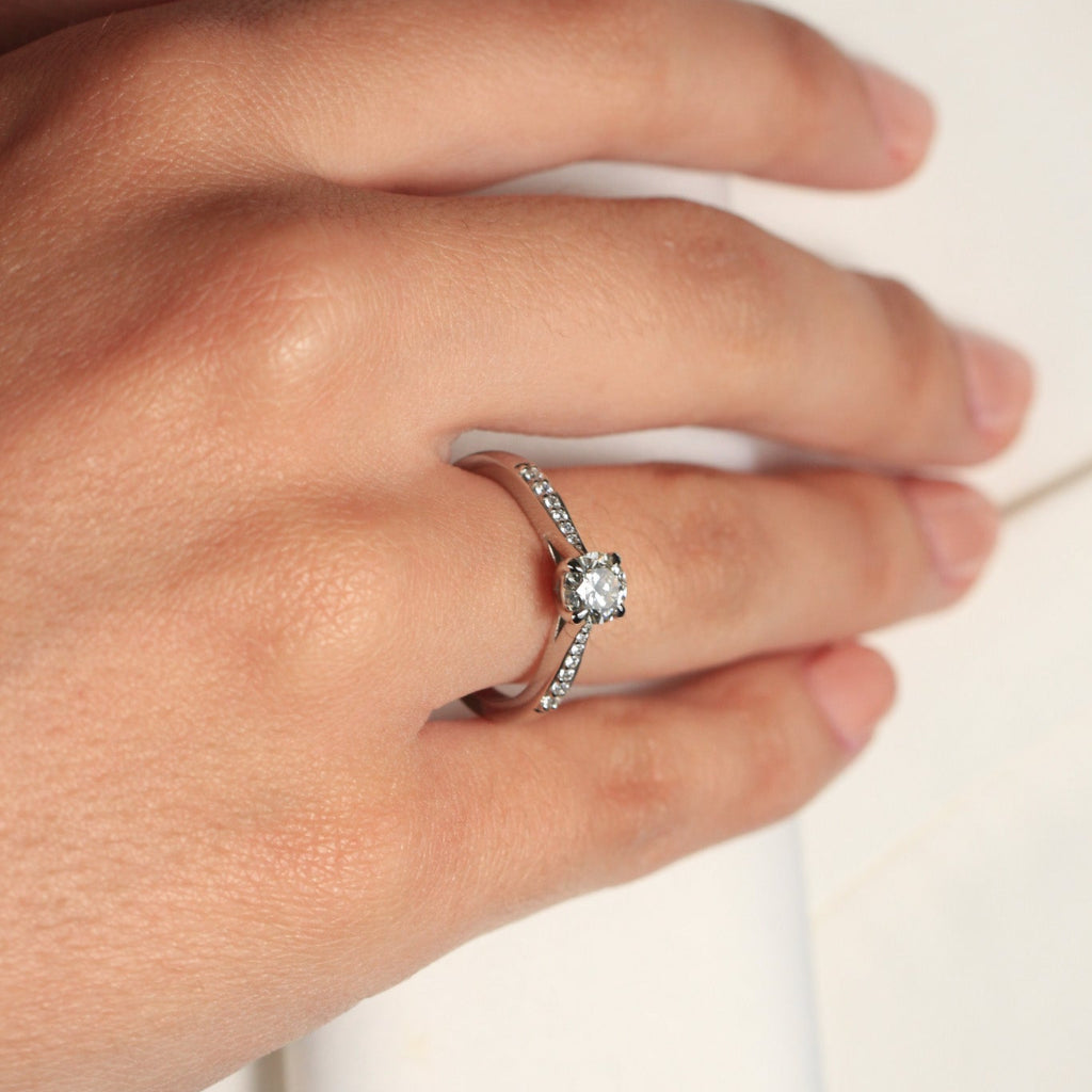 Sortija realizada en platino 960 con un diamante central talla brillante de y 12 diamantes en los laterales. Joyería Pamplona