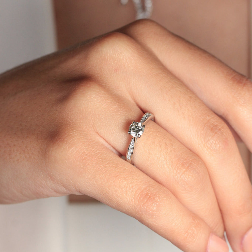 Sortija realizada en platino 960 con un diamante central talla brillante de y 12 diamantes en los laterales. Joyería Pamplona