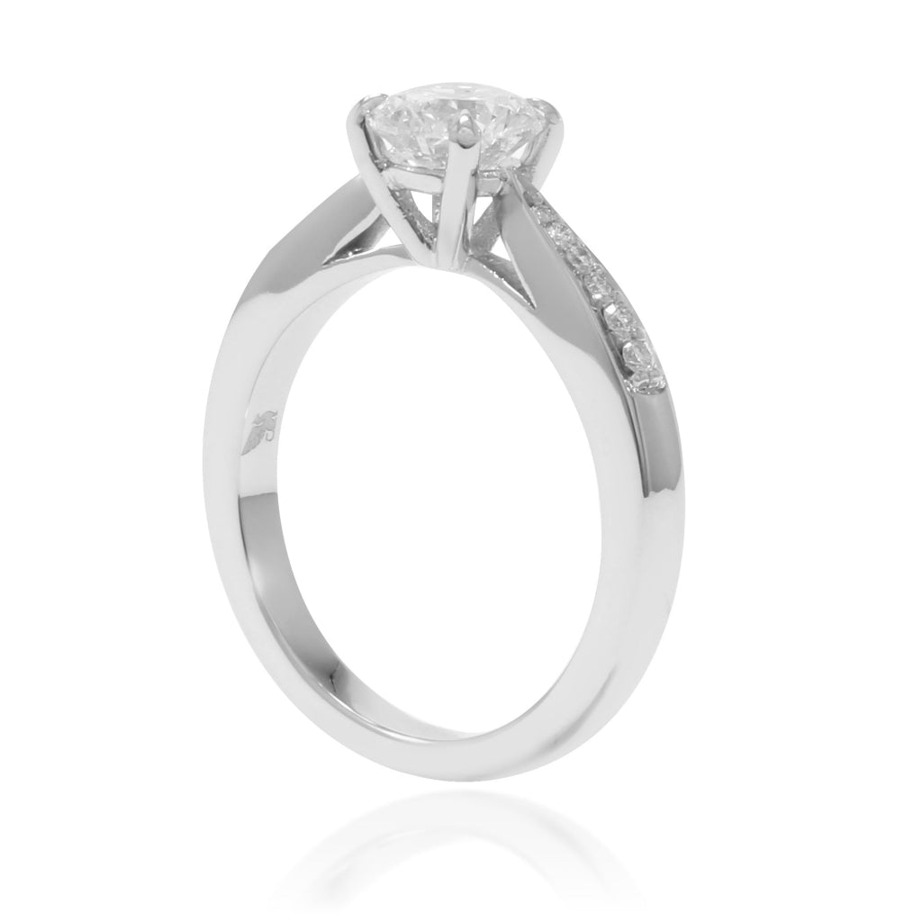 Anillo de Platino 960 con un diamante talla brillante y diamantes en los laterales