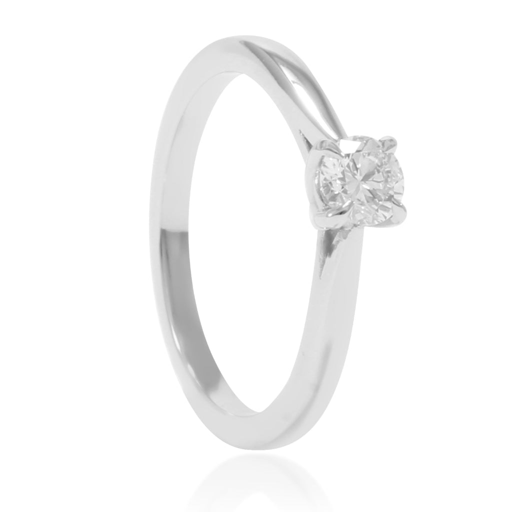 Sortija realizada en platino 960 con un diamante solitario talla brillante engastado en cuatro garras. Joyería Pamplona