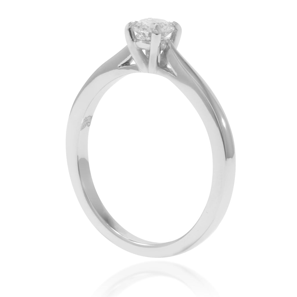 Sortija realizada en platino 960 con un diamante solitario talla brillante engastado en cuatro garras. Joyería Pamplona