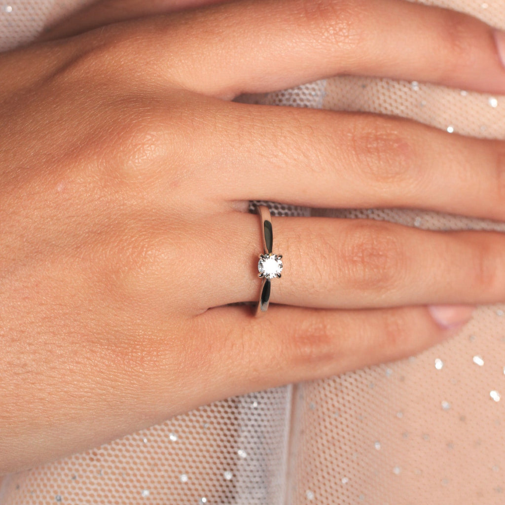 Sortija realizada en platino 960 con un diamante solitario talla brillante engastado en cuatro garras. Joyería Pamplona