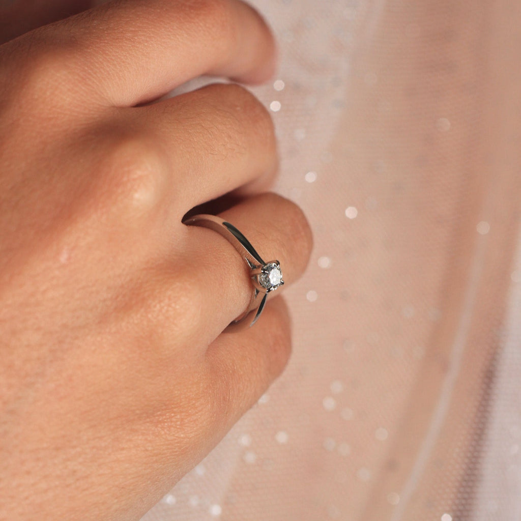 Sortija realizada en platino 960 con un diamante solitario talla brillante engastado en cuatro garras. Joyería Pamplona