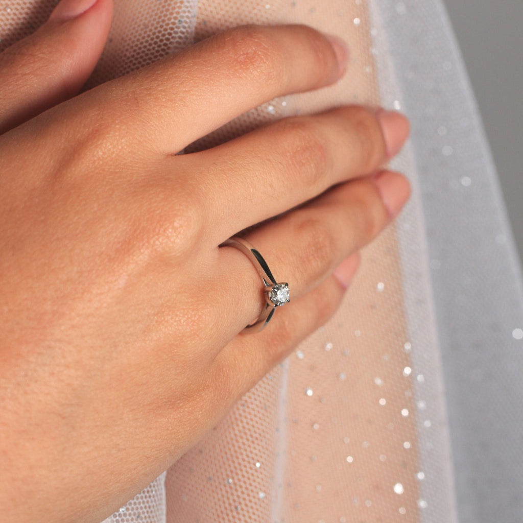 Sortija realizada en platino 960 con un diamante solitario talla brillante engastado en cuatro garras. Joyería Pamplona