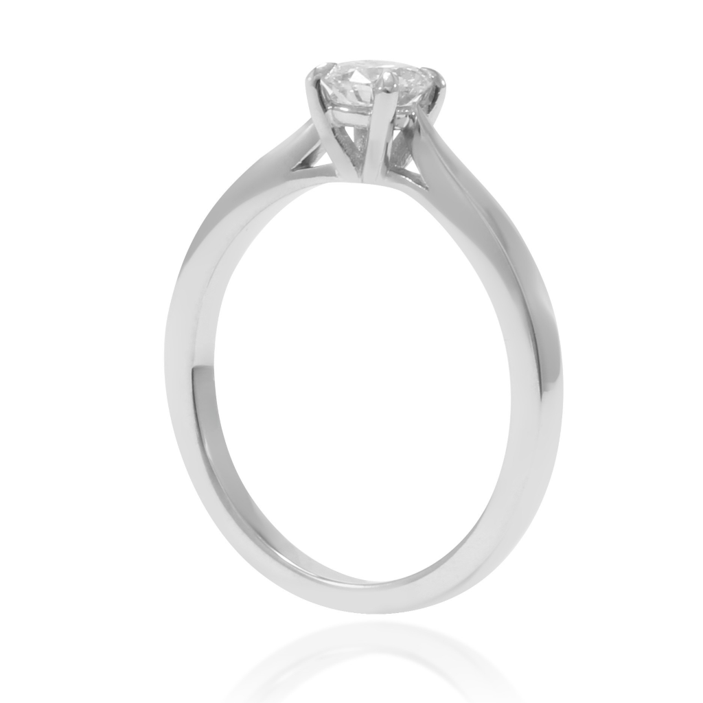 Anillo de compromiso realizado en platino 960 con un diamante solitario