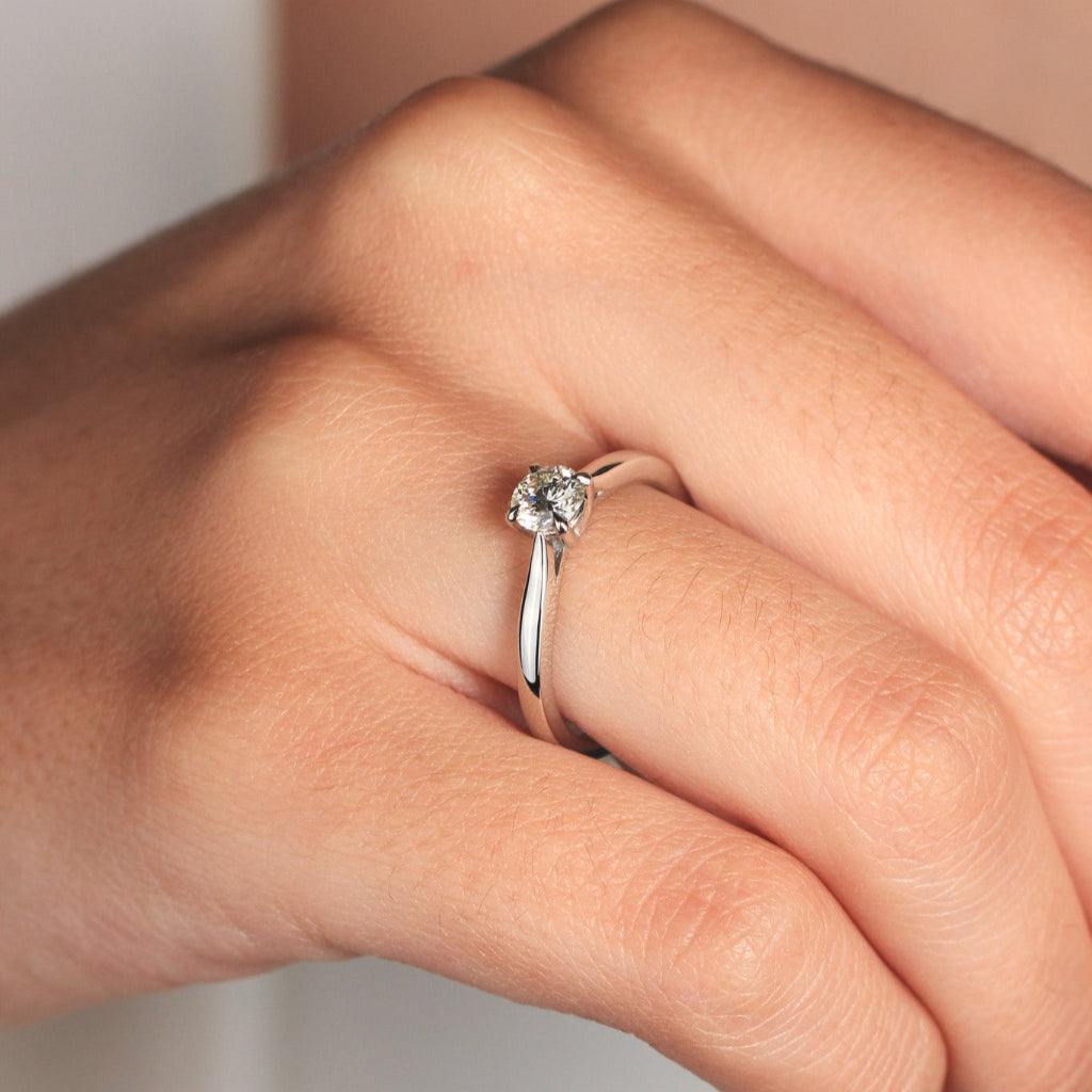 Anillo de compromiso realizado en platino con un diamante en cuatro garras. Pamplona.