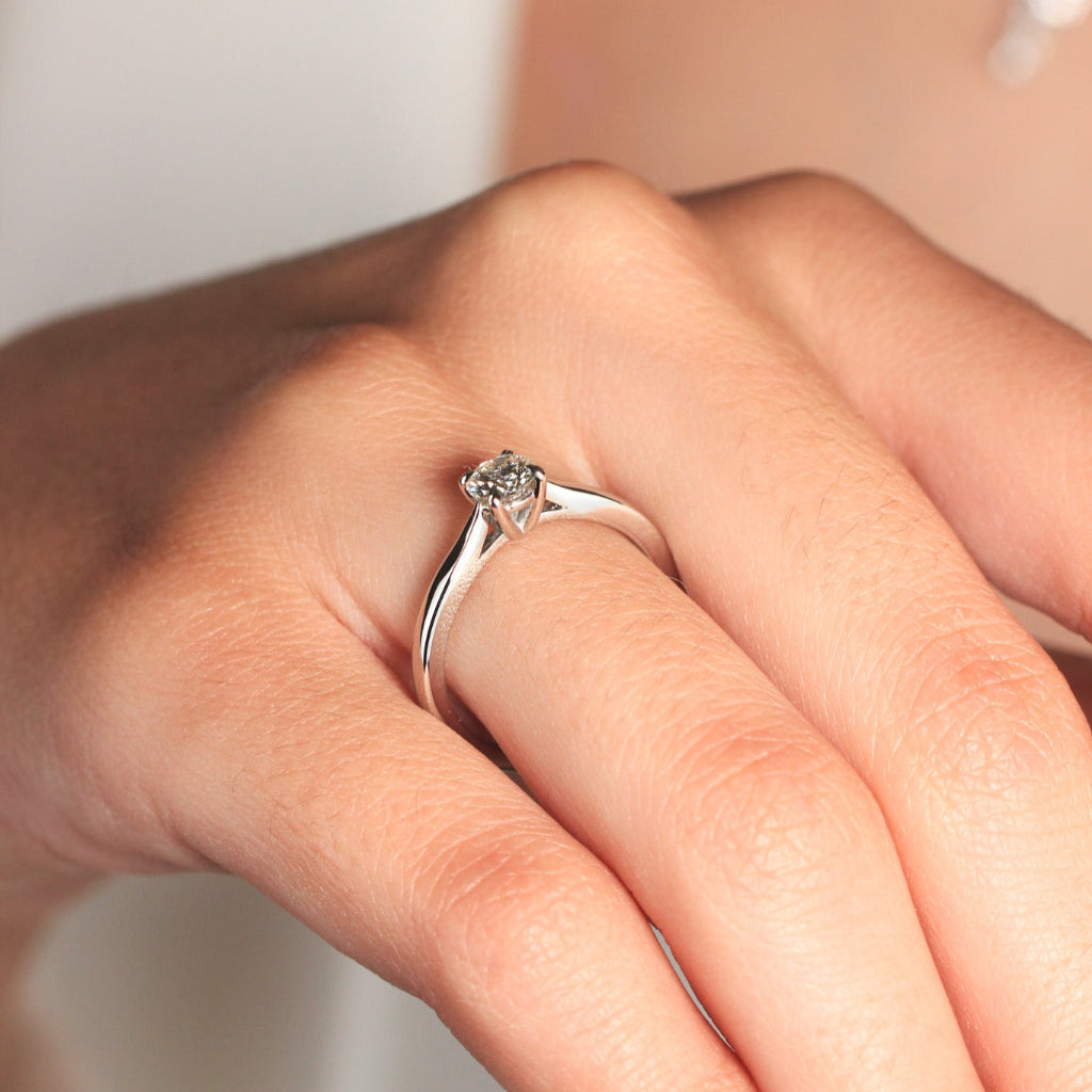 Anillo de platino 960 con un diamante en cuatro garras. Pamplona.