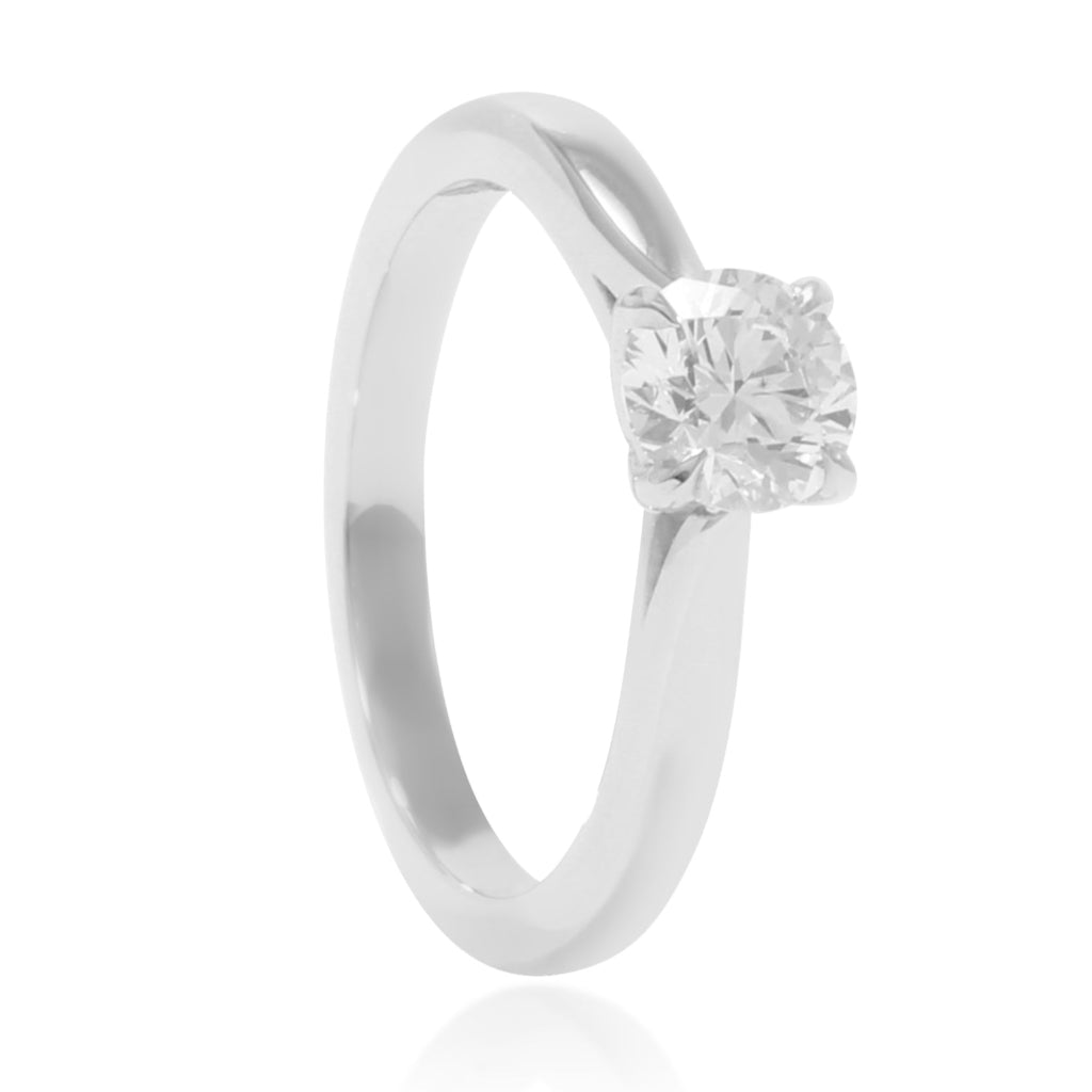 Anillo de compromiso de platino 960 con un diamante solitario en cuatro garras