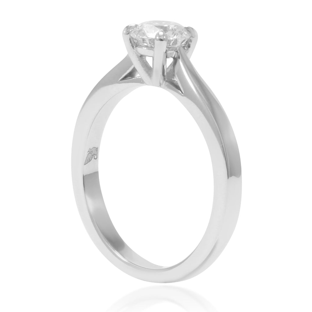 Anillo de compromiso de platino 960 con un diamante solitario en cuatro garras