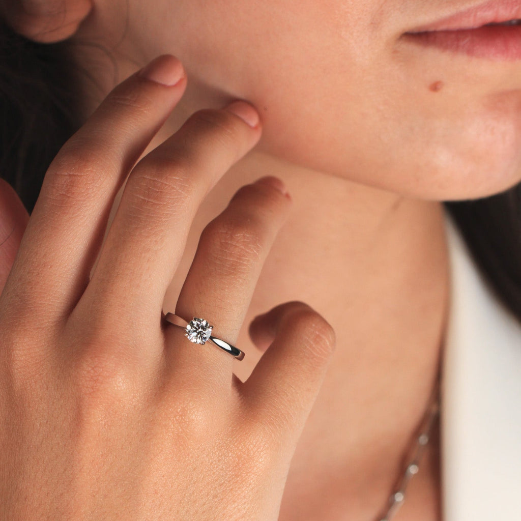 Anillo de Compromiso Realizado en platino 960 con un diamante certificado engastado en cuatro garras. Pamplona.