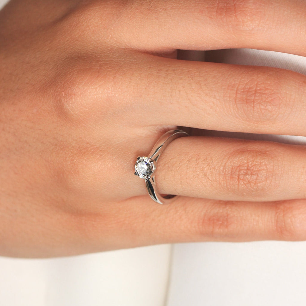 Anillo de compromiso realizado en platino 960 con un diamante engastado en cuatro garras