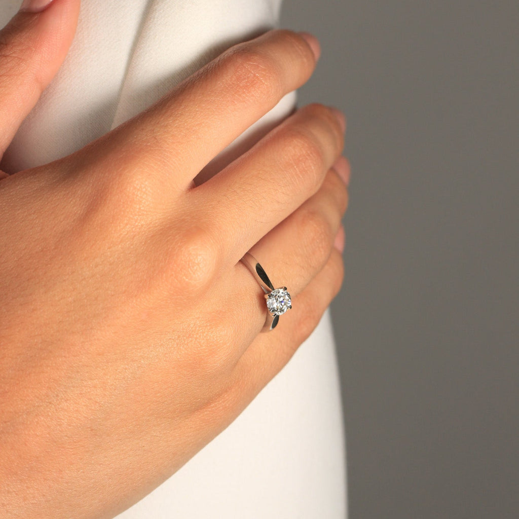 Anillo de compromiso realizado en platino 960 con un diamante engastado en cuatro garras. Pamplona.