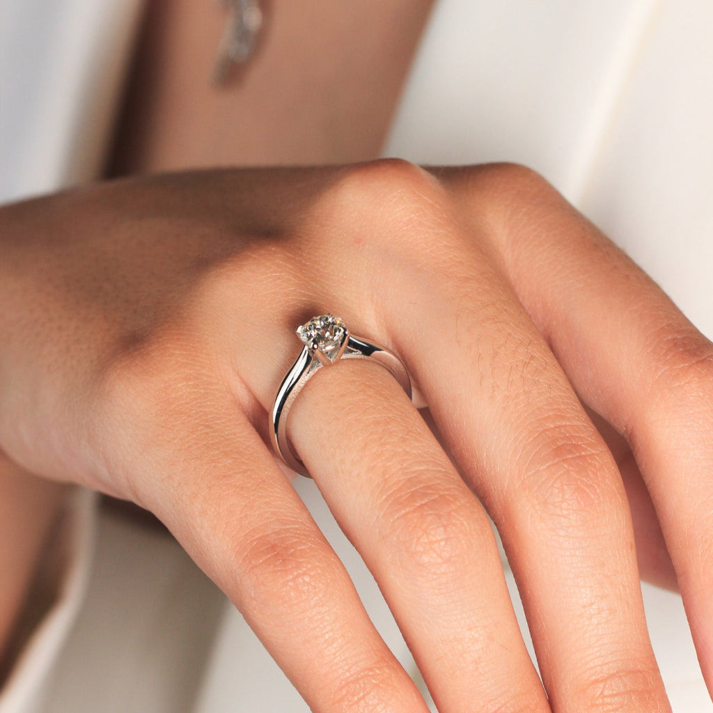 Anillo de compromiso de platino 960 con un diamante solitario engastado en cuatro garras