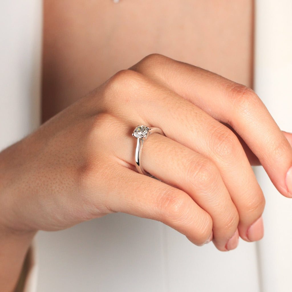 Anillo de pedida realizado en platino 960 con un diamante solitario talla brillante engastado en cuatro garras.