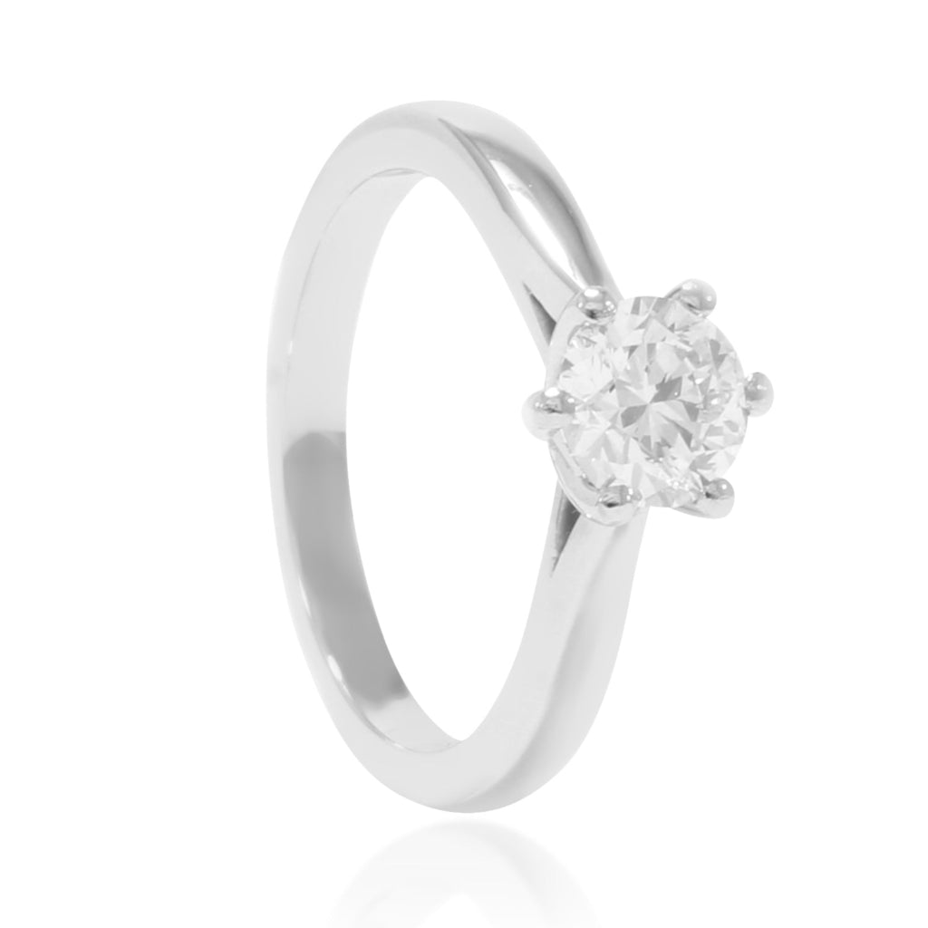 Anillo de compromiso realizado en platino 960 con un diamante solitario engastado en seis garras.
