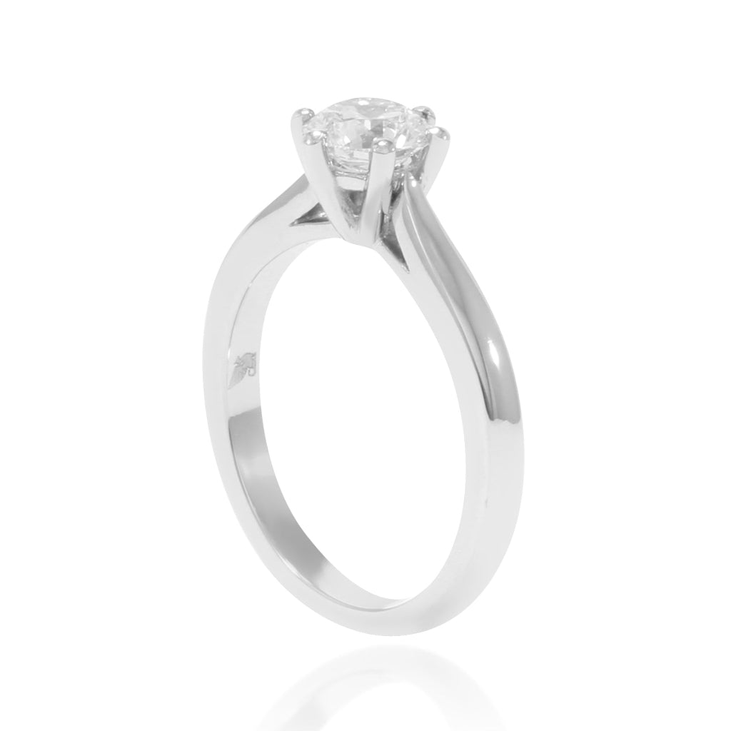 Anillo de compromiso realizado en platino 960 con un diamante solitario engastado en seis garras.