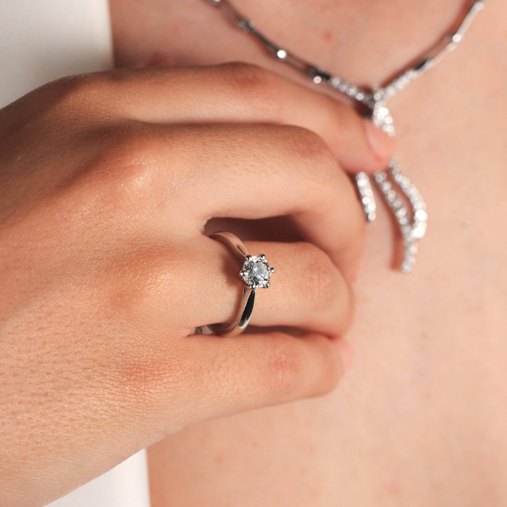 Anillo de compromiso realizado en platino 960 con un diamante solitario engastado en seis garras.